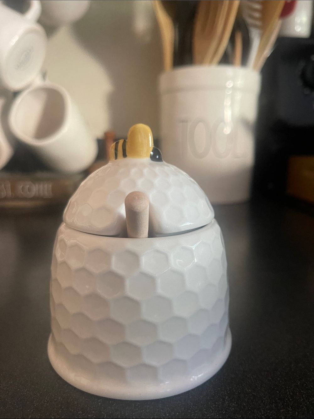 Farmhouse chic Ceramic Honey Pot with Bee Lid - White and Yellow 🐝